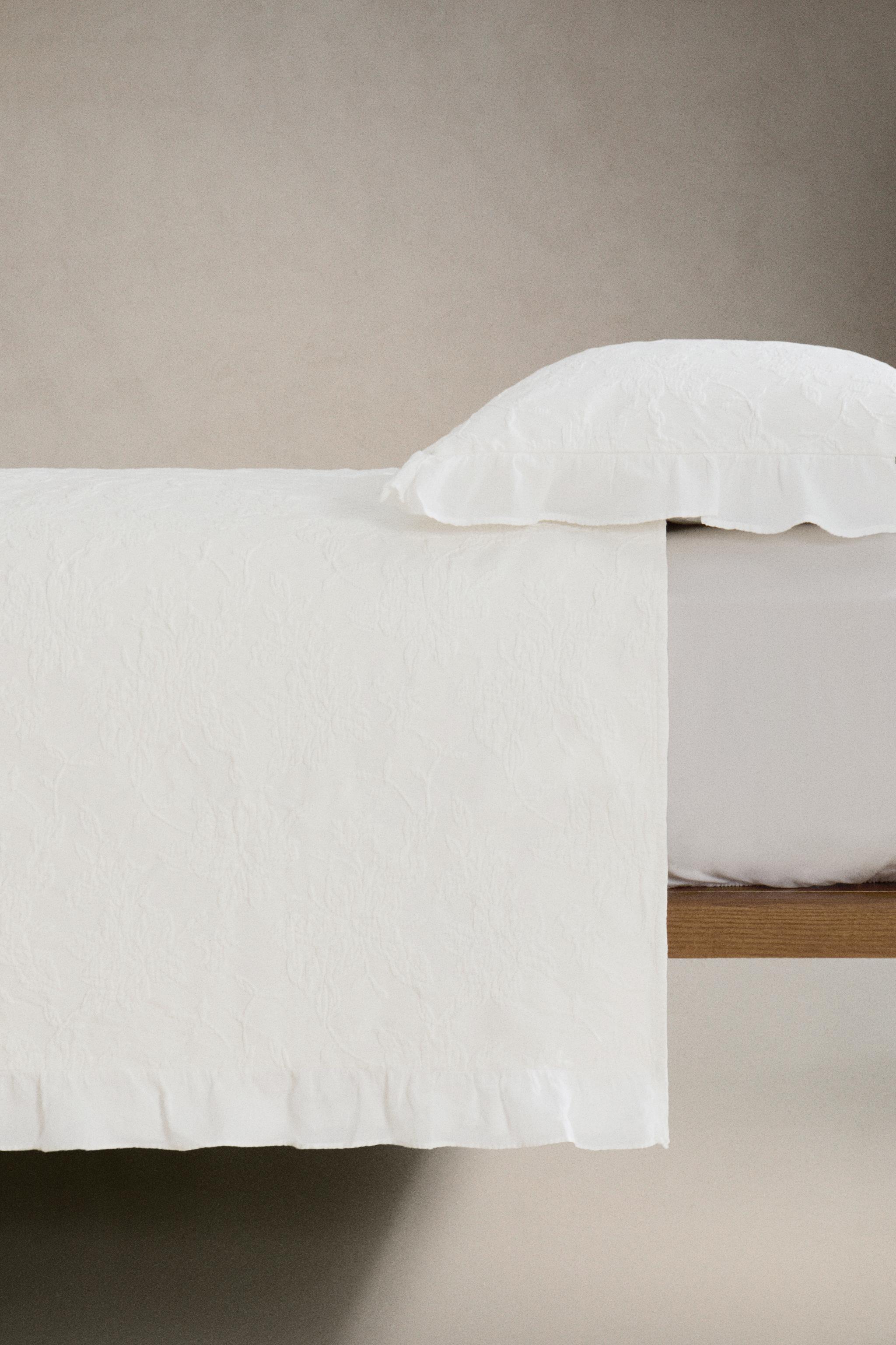 JACQUARD BEDSPREAD WITH RUFFLES